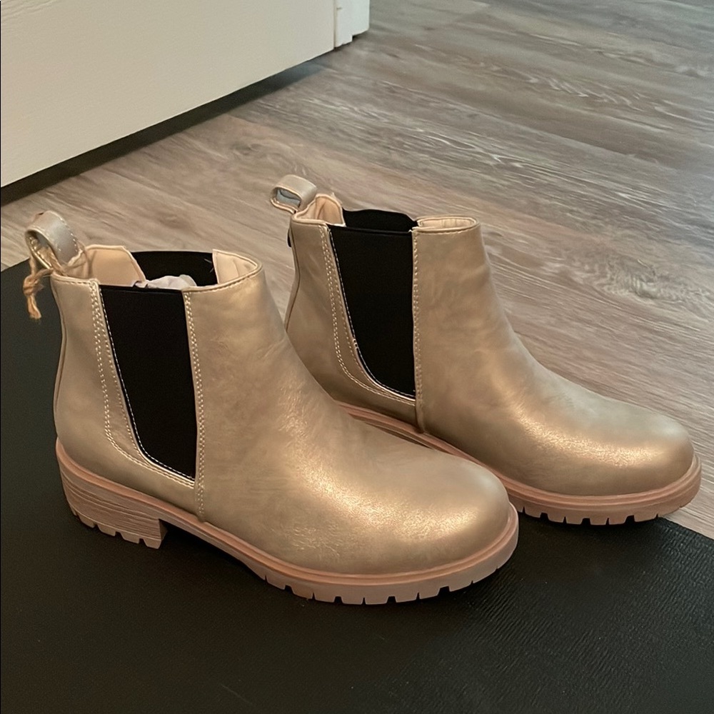 New Se7en Women’s boots - size 9 - metallic gold and black - not used